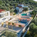Needa's - View With Private Pool