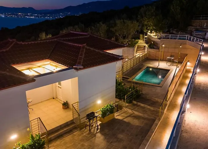 아파트 Needa's - View With Private Pool
